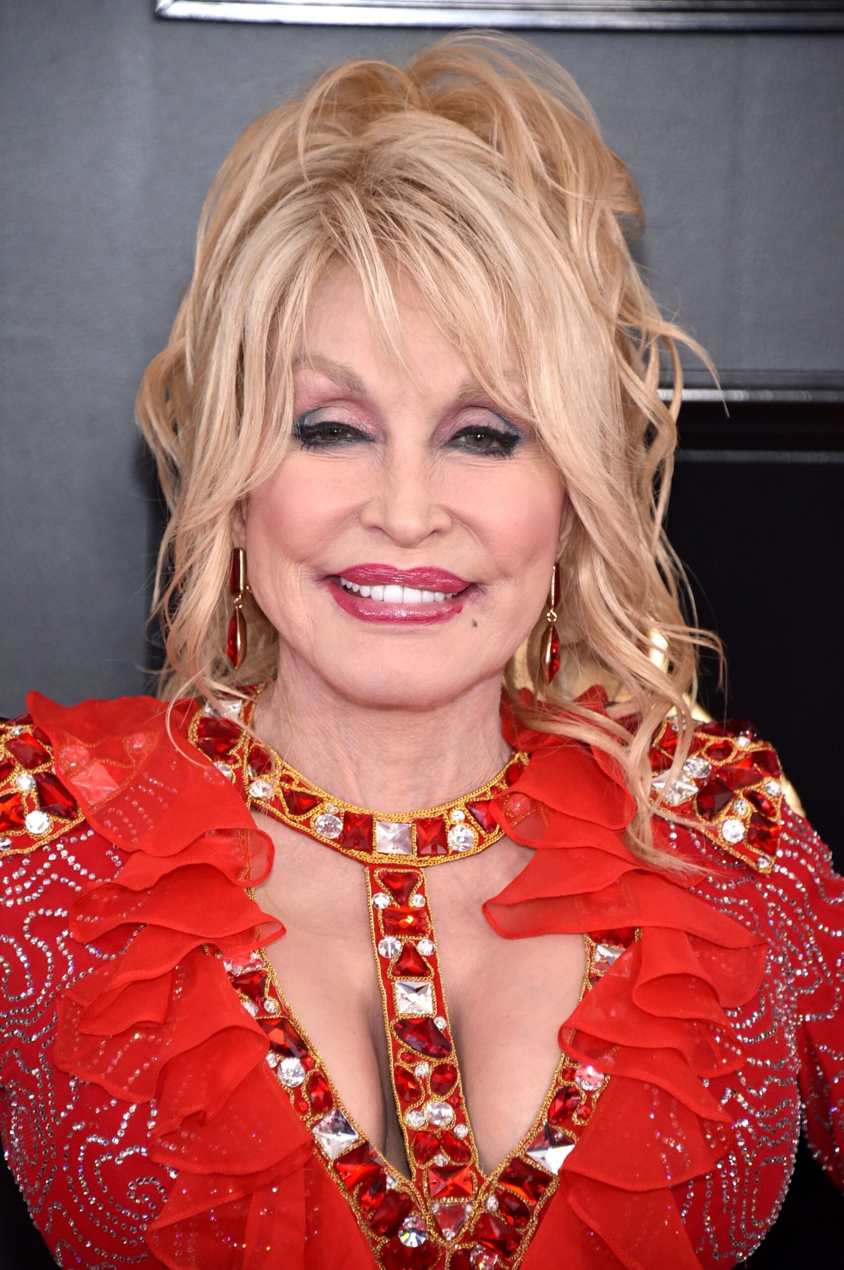 Dolly Parton’s Beauty Secret: How She Stays Glamorous at 77 - TRUTHS